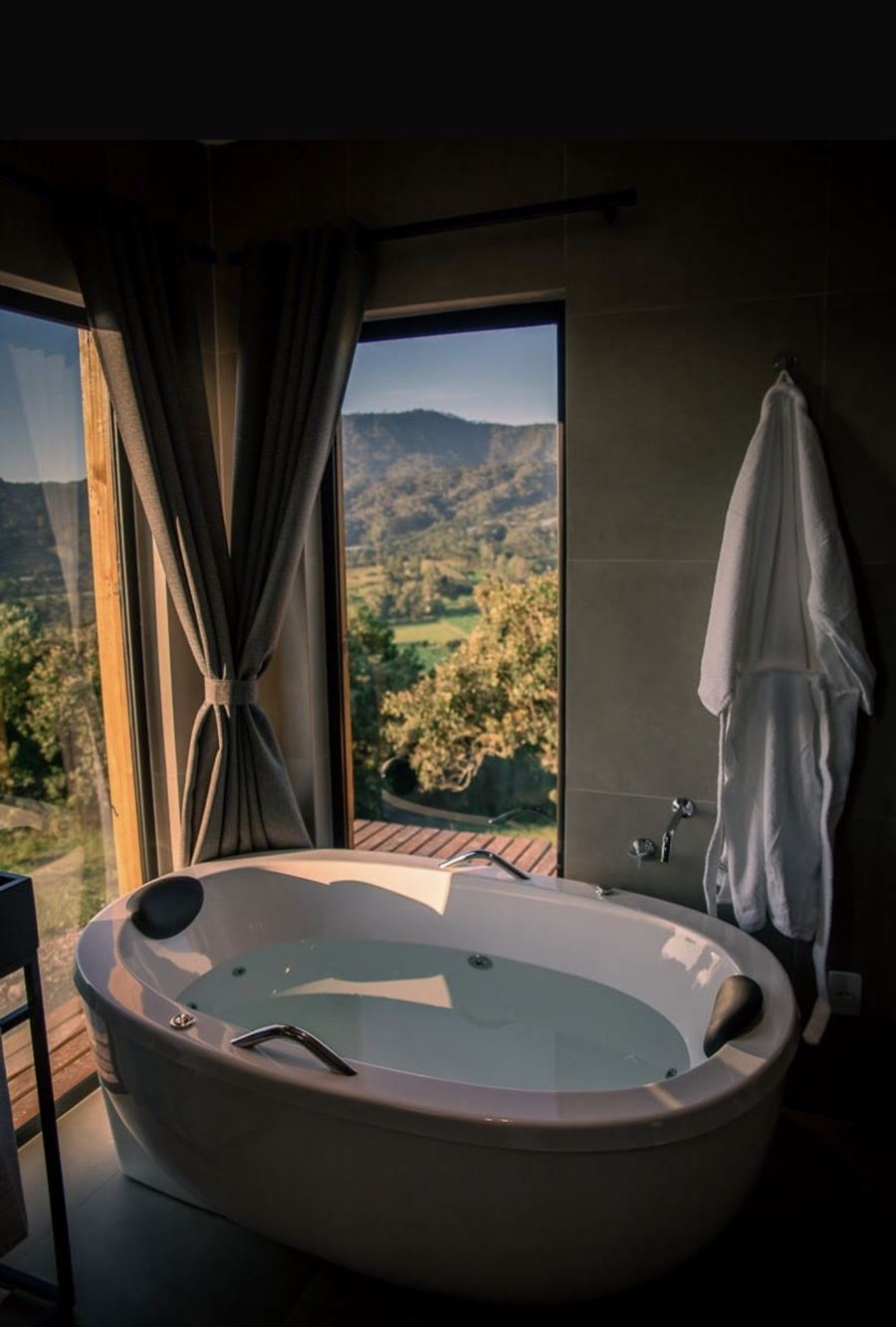 Banheira de hidromassagem com vista para a serra